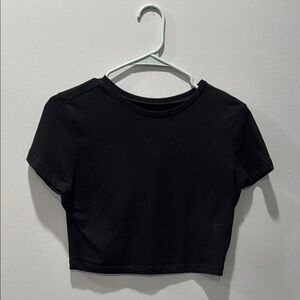 Black crop fitted t-shirt with crew neck and short sleeves
